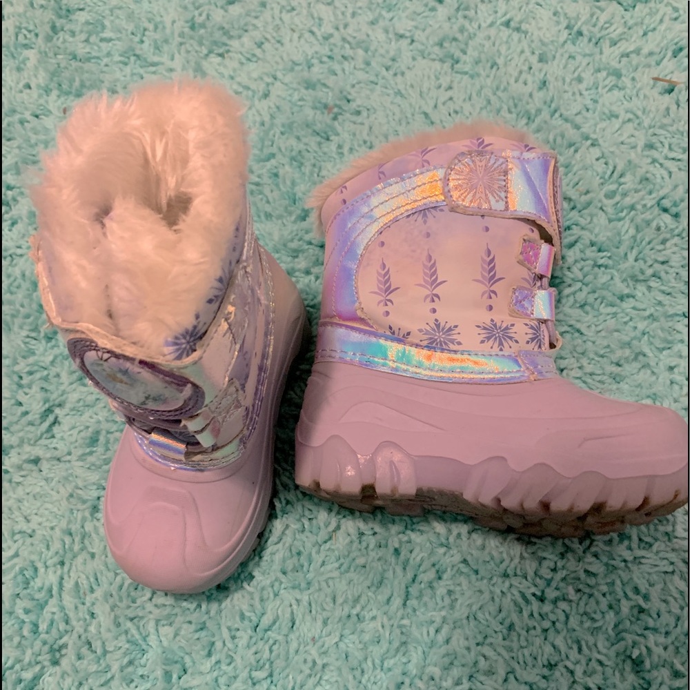 Adorable frozen snow boots 💕